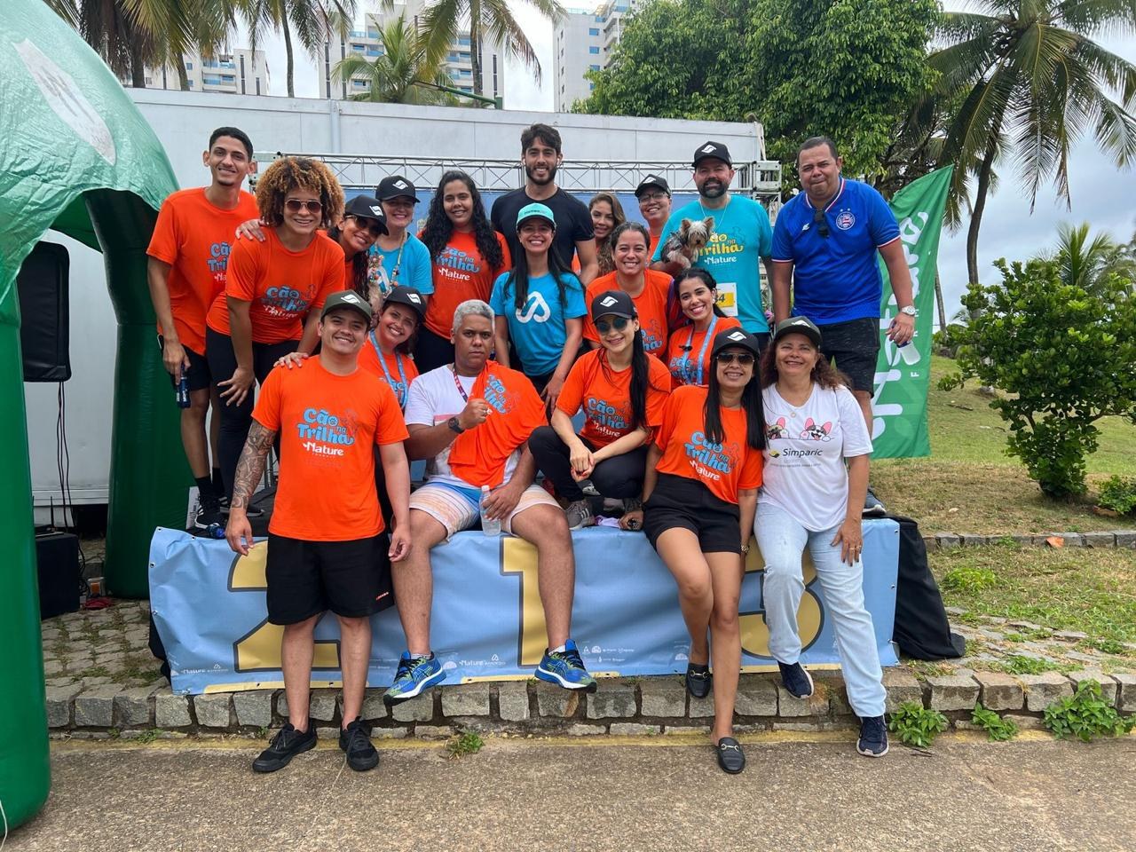 Equipe reunida em evento ao ar livre com animais