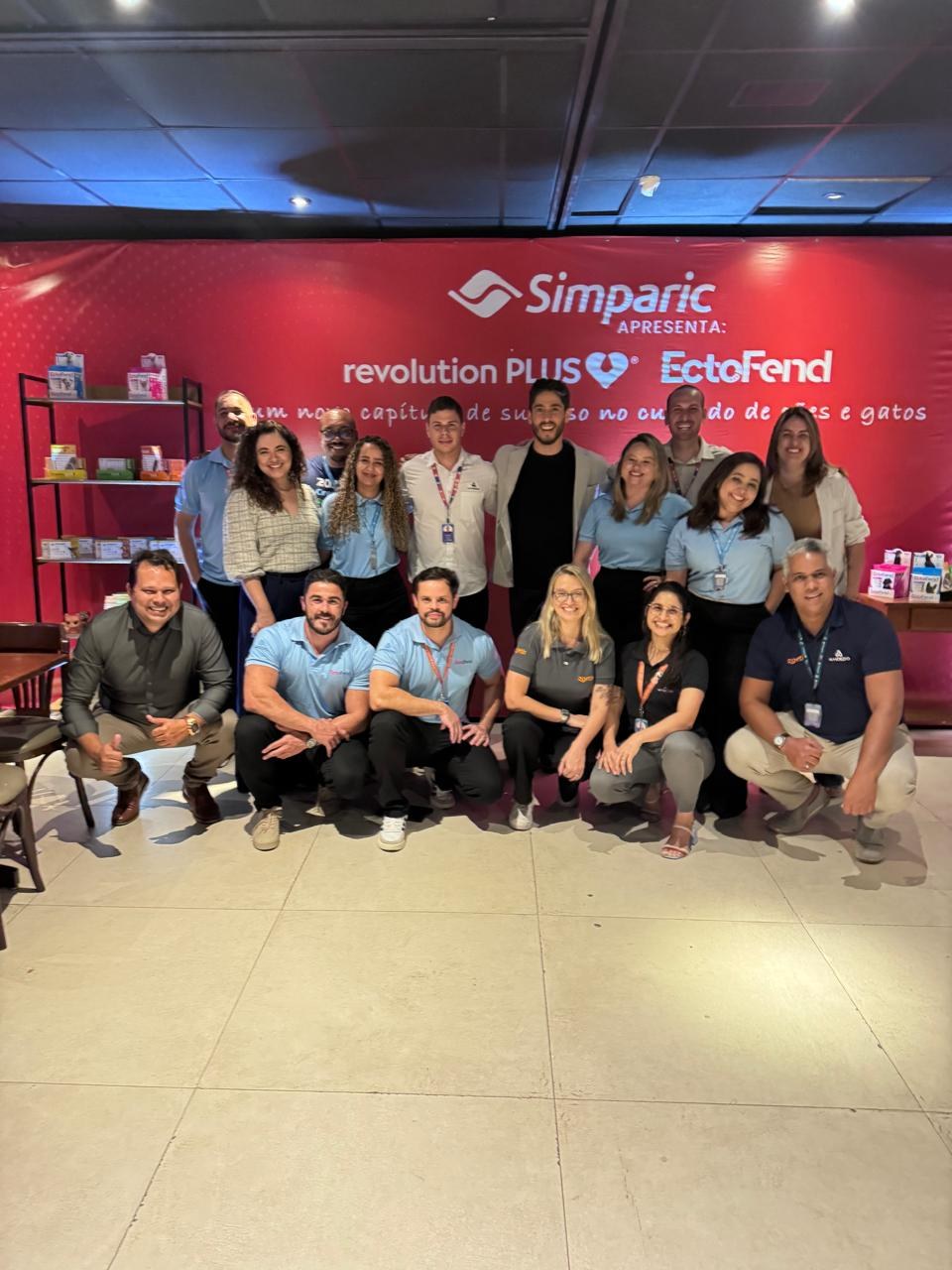 Equipe reunida em evento de produtos veterinários