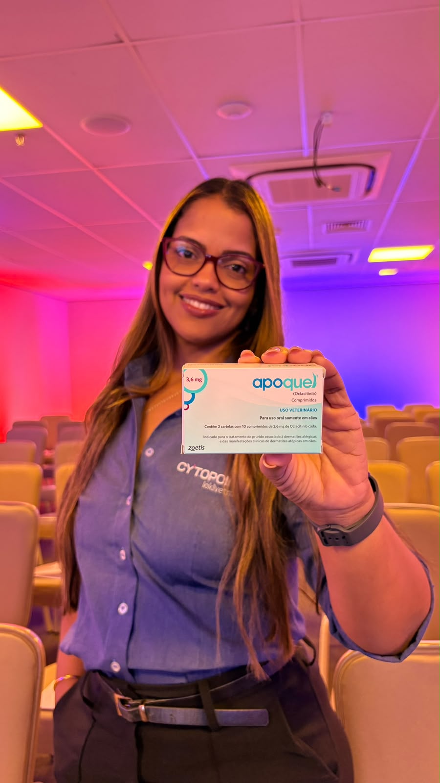 Profissional em evento técnico apresentando um produto veterinário