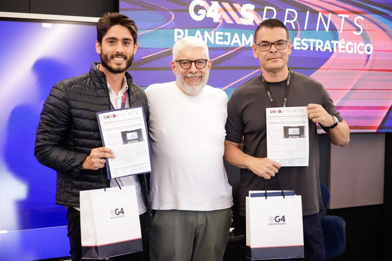 Três participantes em encontro de planejamento estratégico