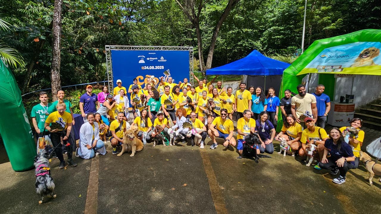 Grupo com cães em evento ao ar livre